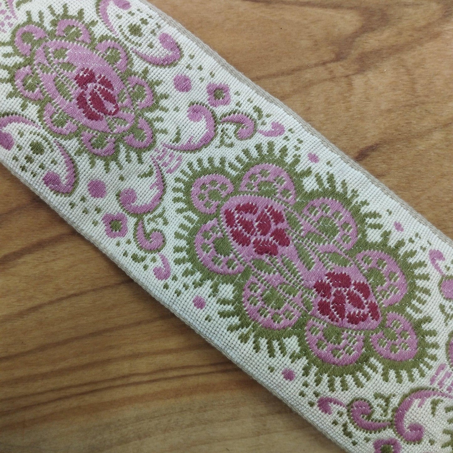 Gallone ecrut con disegni damascati rosa/bordeaux - Merceria Rispoli