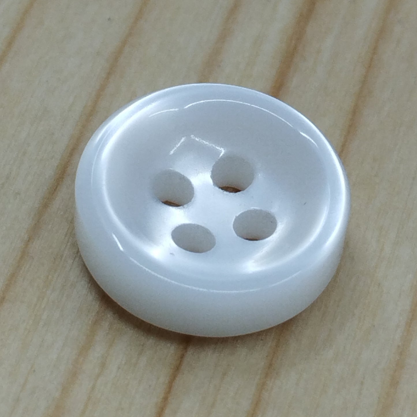 Bottoni spessorati altezza 3,5 mm camicia uomo imitazione madreperla bianco modello 1 – bijoux artigianali Merceria Rispoli