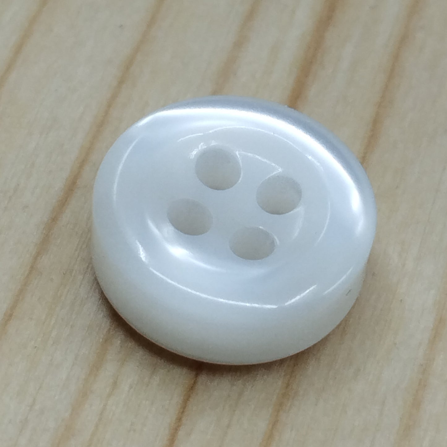 Bottoni spessorati altezza 4 mm camicia uomo imitazione madreperla bianco modello 2 – bijoux artigianali Merceria Rispoli