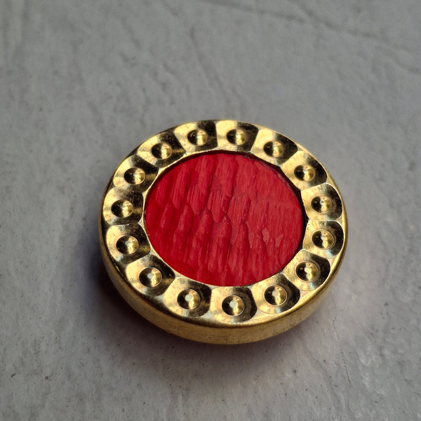 Bottone con Bordo Dorato a Perle e Gambo - rosso/oro