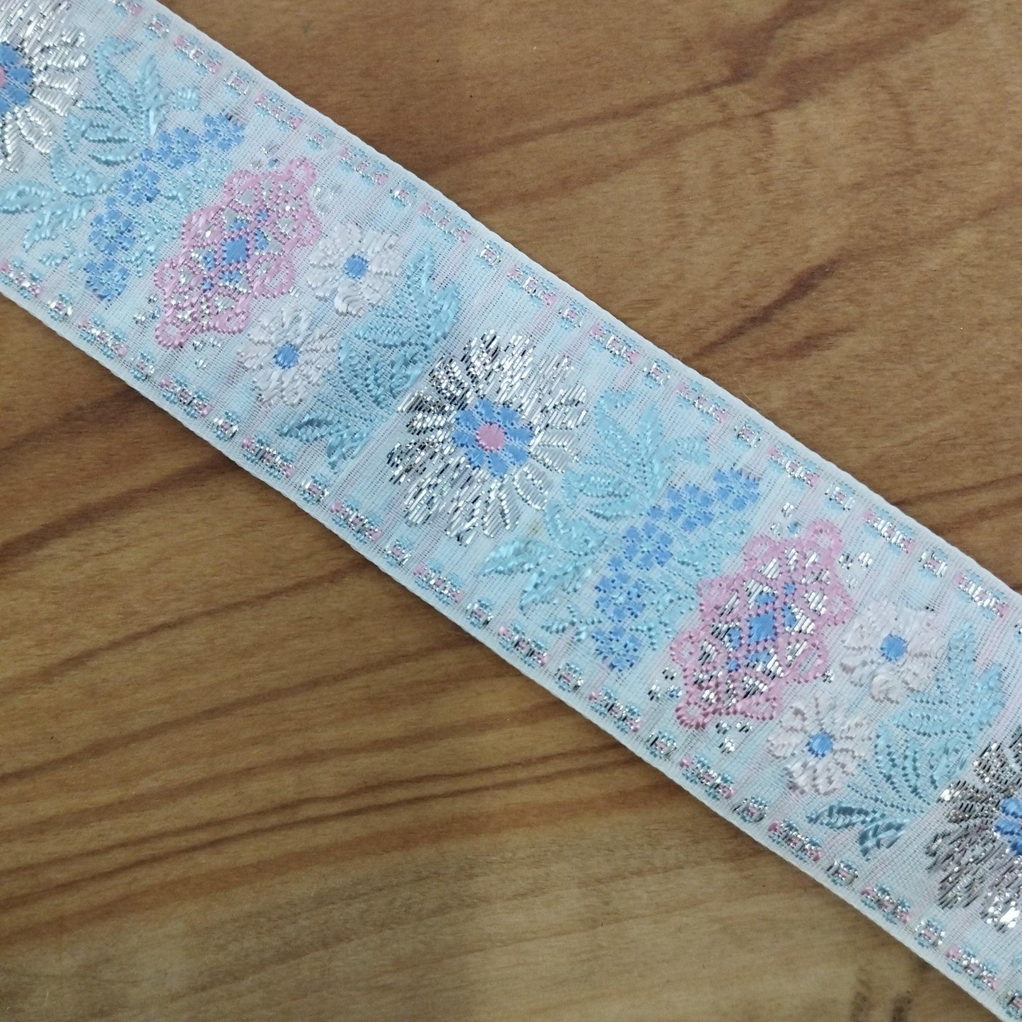 Gallone base bianco con fiori argento, rosa, azzurro - Merceria Rispoli