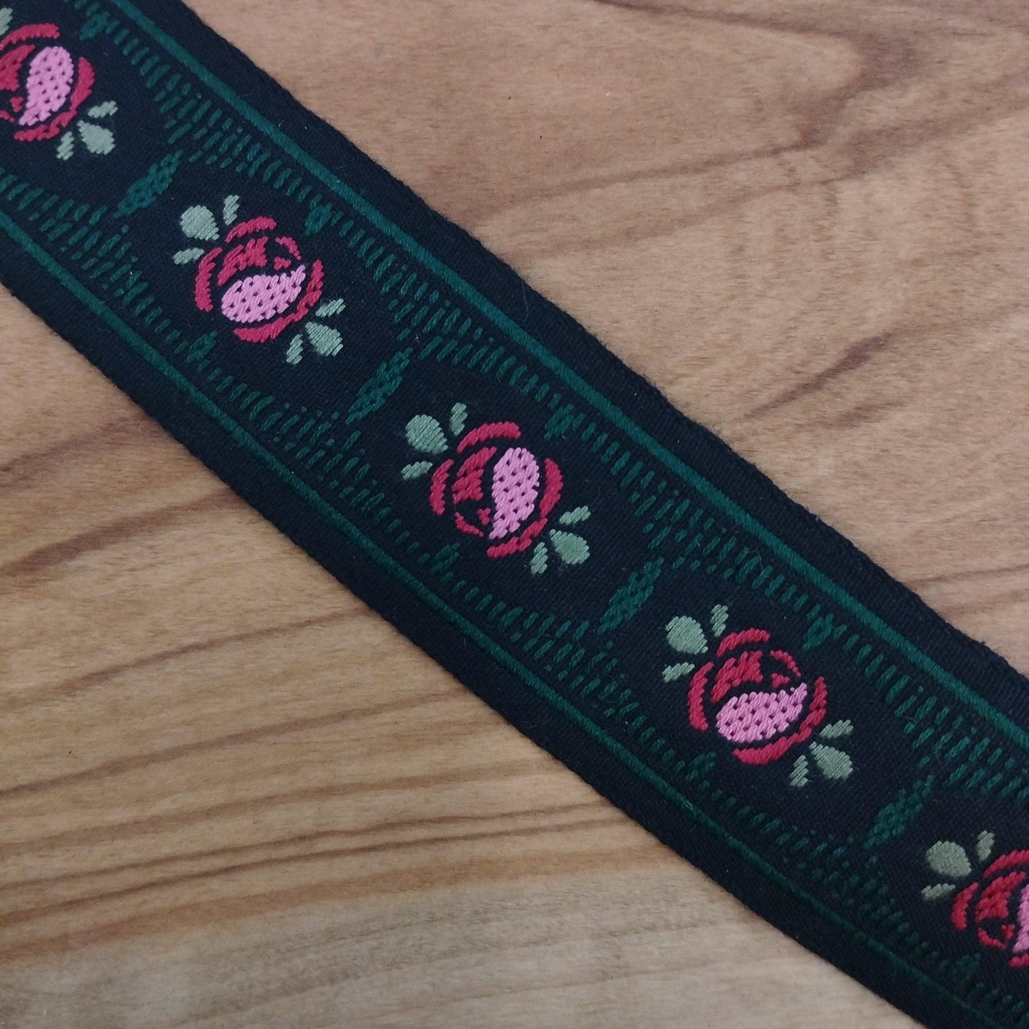 Gallone base nero/verde con rose stilizzate - Merceria Rispoli