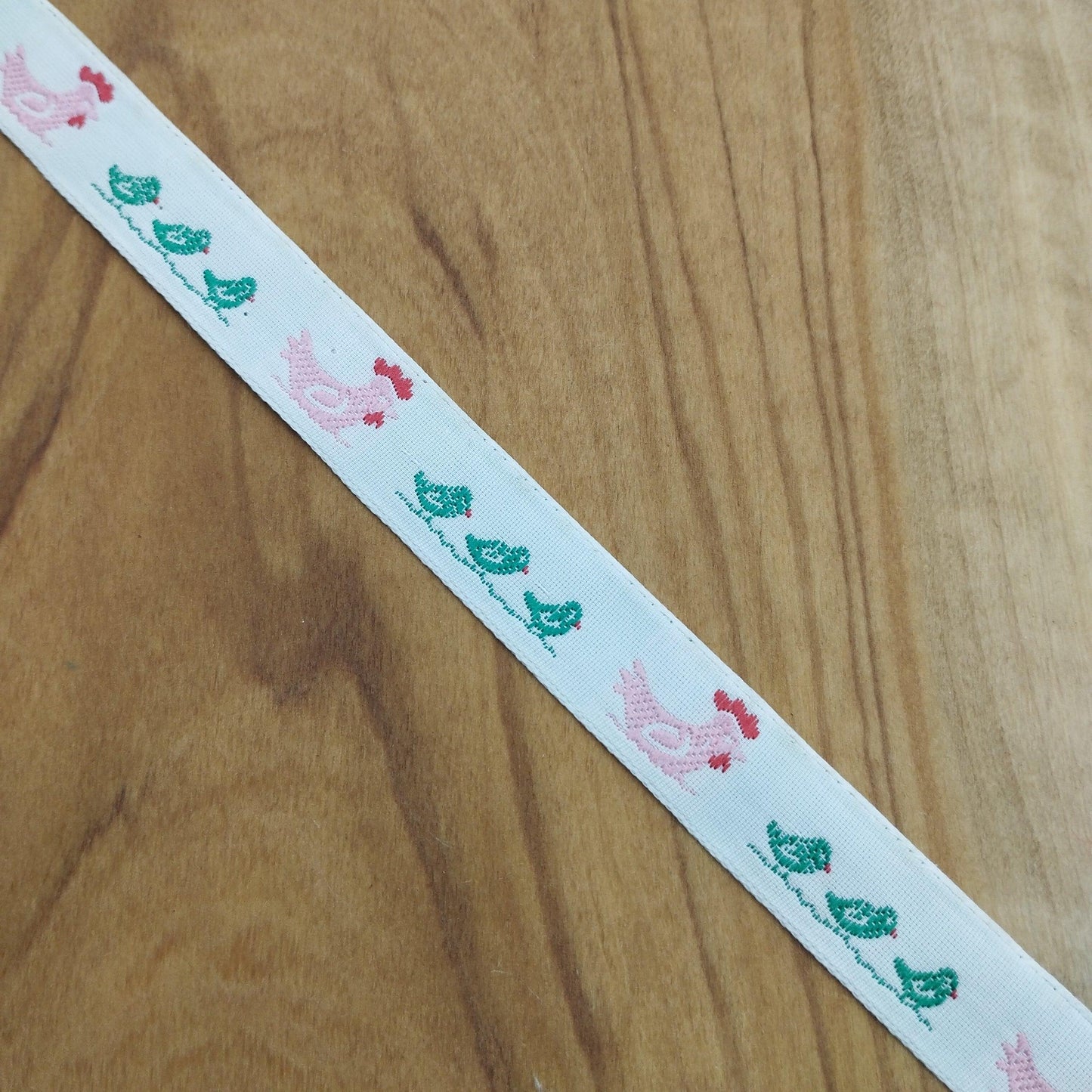 Gallone bianco con gallina rosa e pulcini verdi - Merceria Rispoli