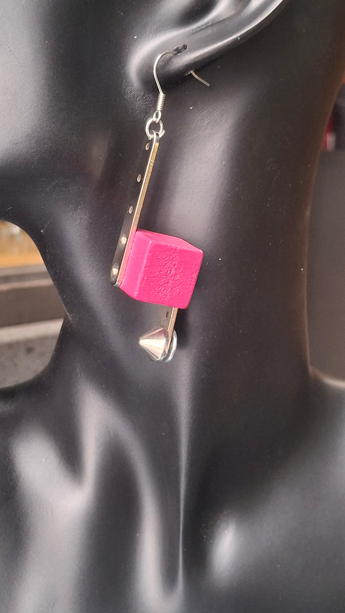 Orecchini artigianali pendenti “Cubi Fucsia” – legno verniciato e metallo cromato
