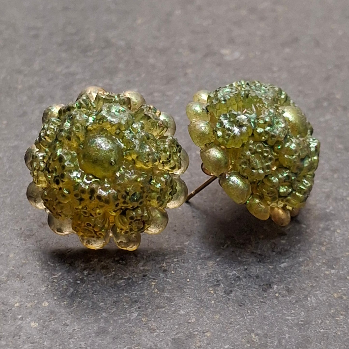 Orecchini Gelée a bottone fatti a mano in resina – Verde Oliva | Merceria Rispoli
