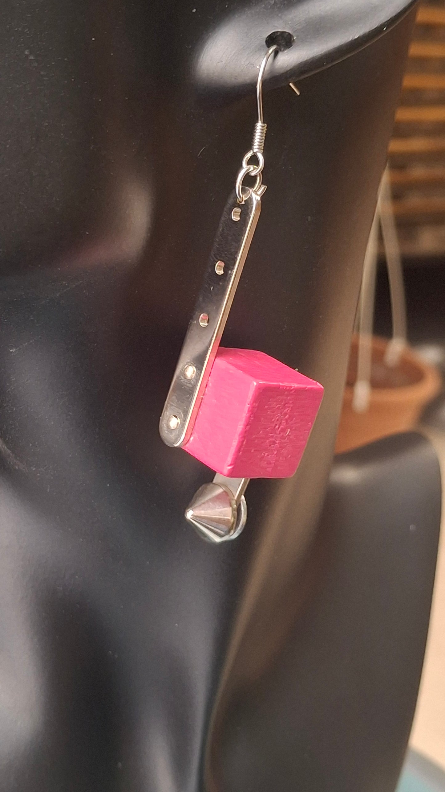 Orecchini artigianali pendenti “Cubi Fucsia” – legno verniciato e metallo cromato