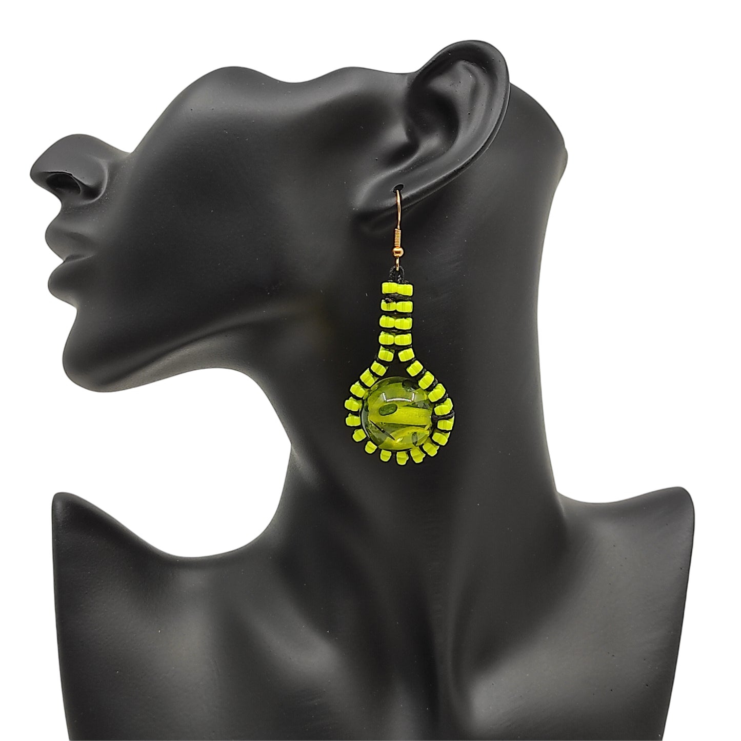 Orecchini artigianali pendenti con perla verde e nera – bijoux artigianali Merceria Rispoli