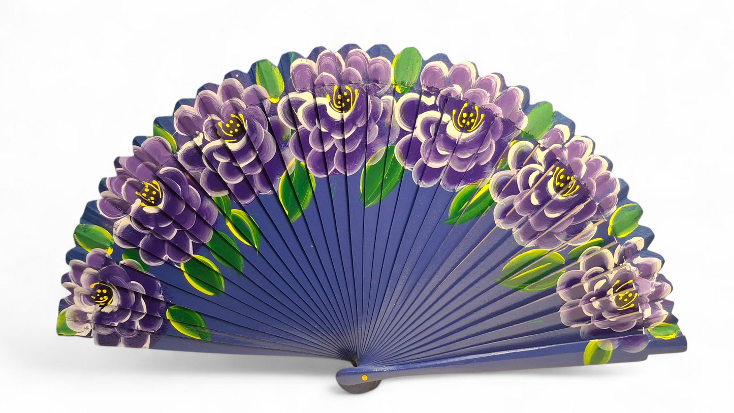Ventaglio in legno con rose intagliate, dipinto a mano. Viola/blu. Apertura 42 cm. #1105/4 – bijoux artigianali Merceria Risp
