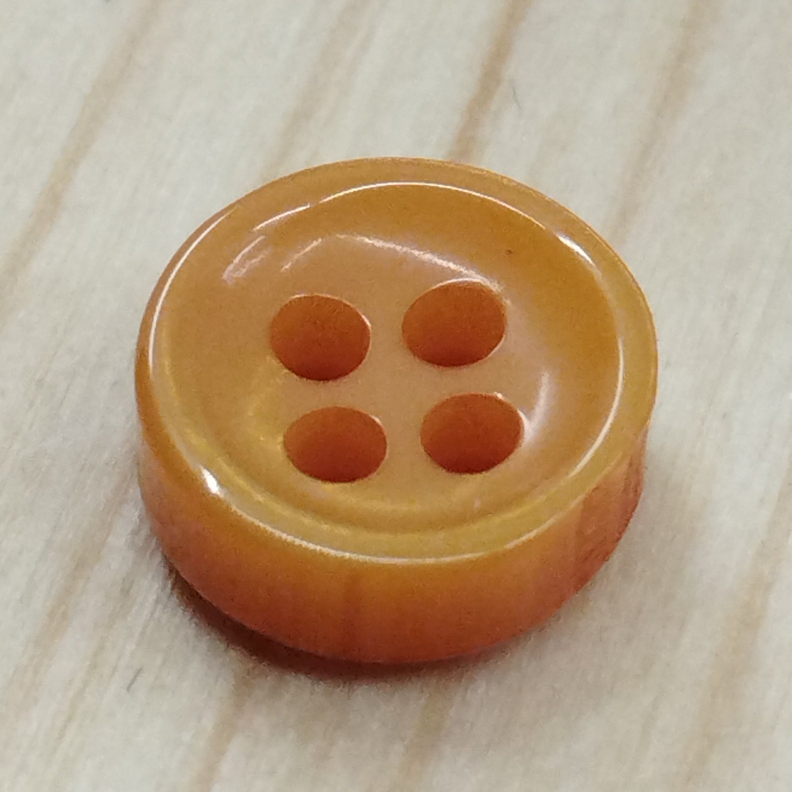 Bottoni spessorati alti 4 mm per camicia da uomo imitazione madreperla lineati 14-16 – bijoux artigianali Merceria Rispoli