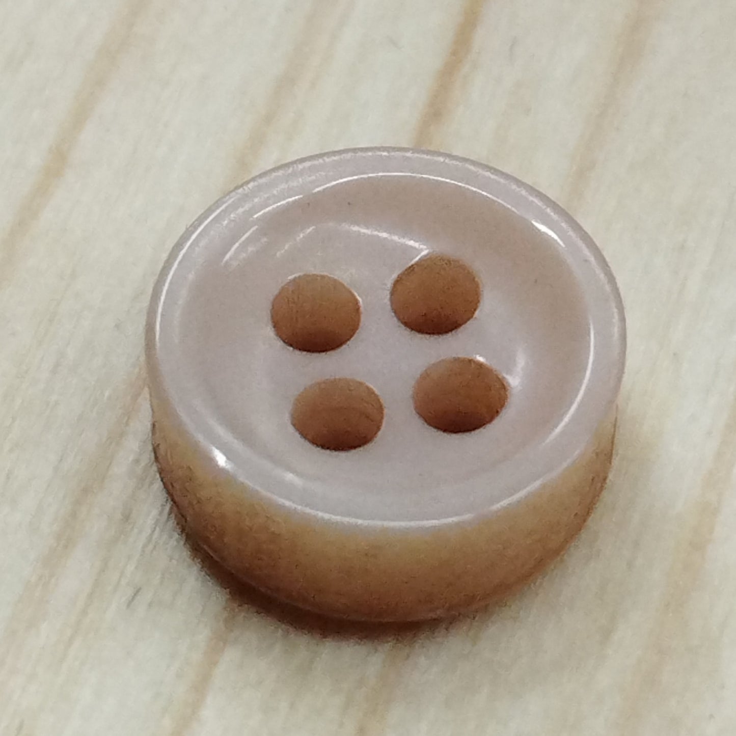 Bottoni spessorati alti 4 mm per camicia da uomo imitazione madreperla lineati 14-16 – bijoux artigianali Merceria Rispoli