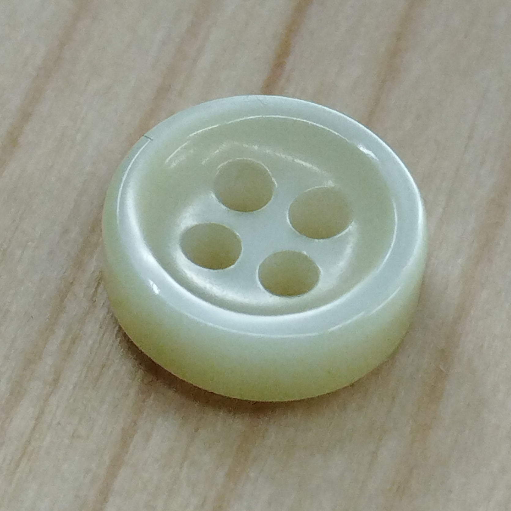 Bottoni spessorati alti 4 mm per camicia da uomo imitazione madreperla lineati 14-16 – bijoux artigianali Merceria Rispoli