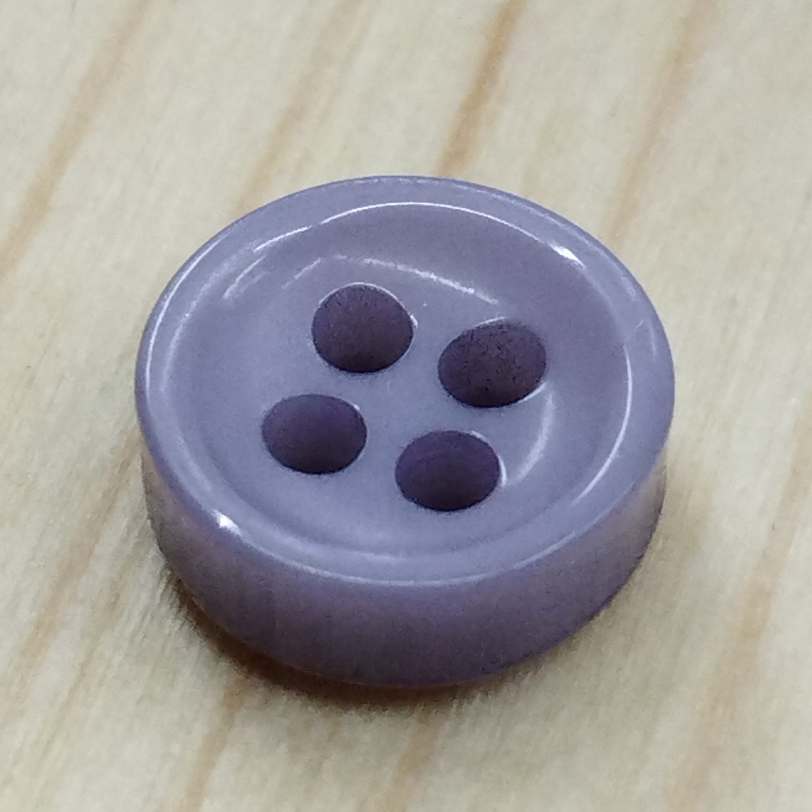 Bottoni spessorati alti 4 mm per camicia da uomo imitazione madreperla lineati 14-16 – bijoux artigianali Merceria Rispoli