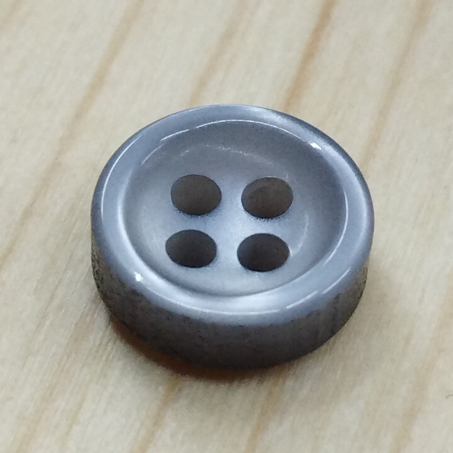 Bottoni spessorati alti 4 mm per camicia da uomo imitazione madreperla lineati 14-16 – bijoux artigianali Merceria Rispoli