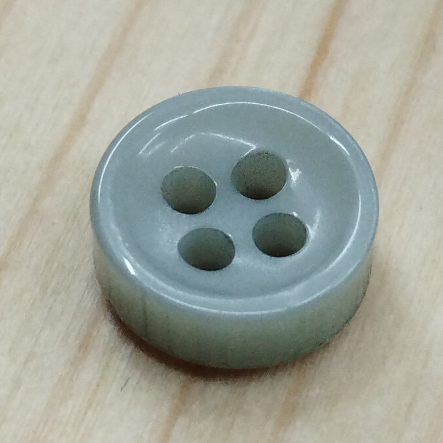 Bottoni spessorati alti 4 mm per camicia da uomo imitazione madreperla lineati 14-16 – bijoux artigianali Merceria Rispoli