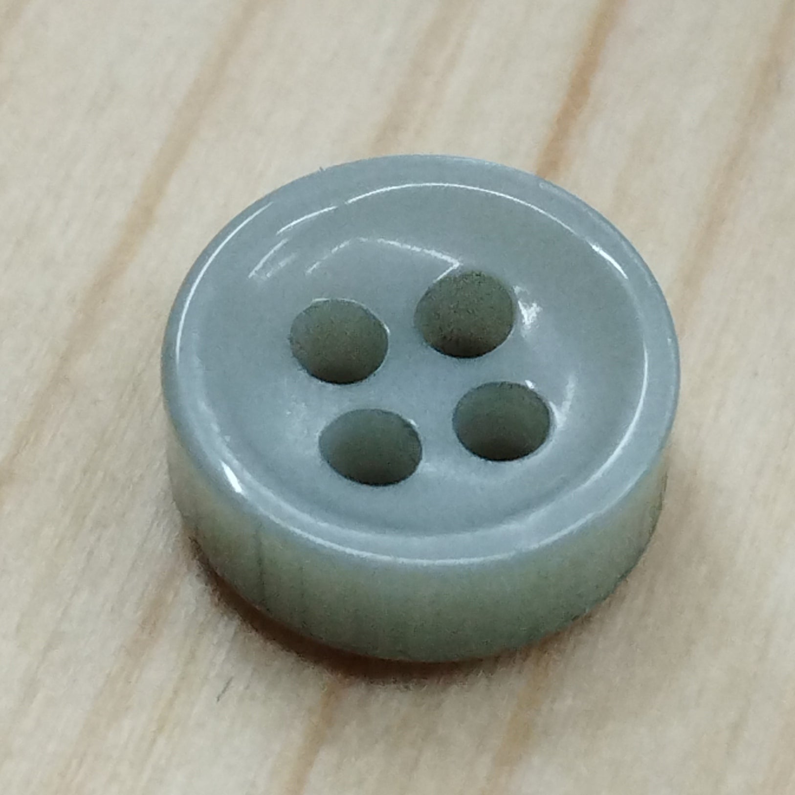 Bottoni spessorati alti 4 mm per camicia da uomo imitazione madreperla lineati 14-16 – bijoux artigianali Merceria Rispoli
