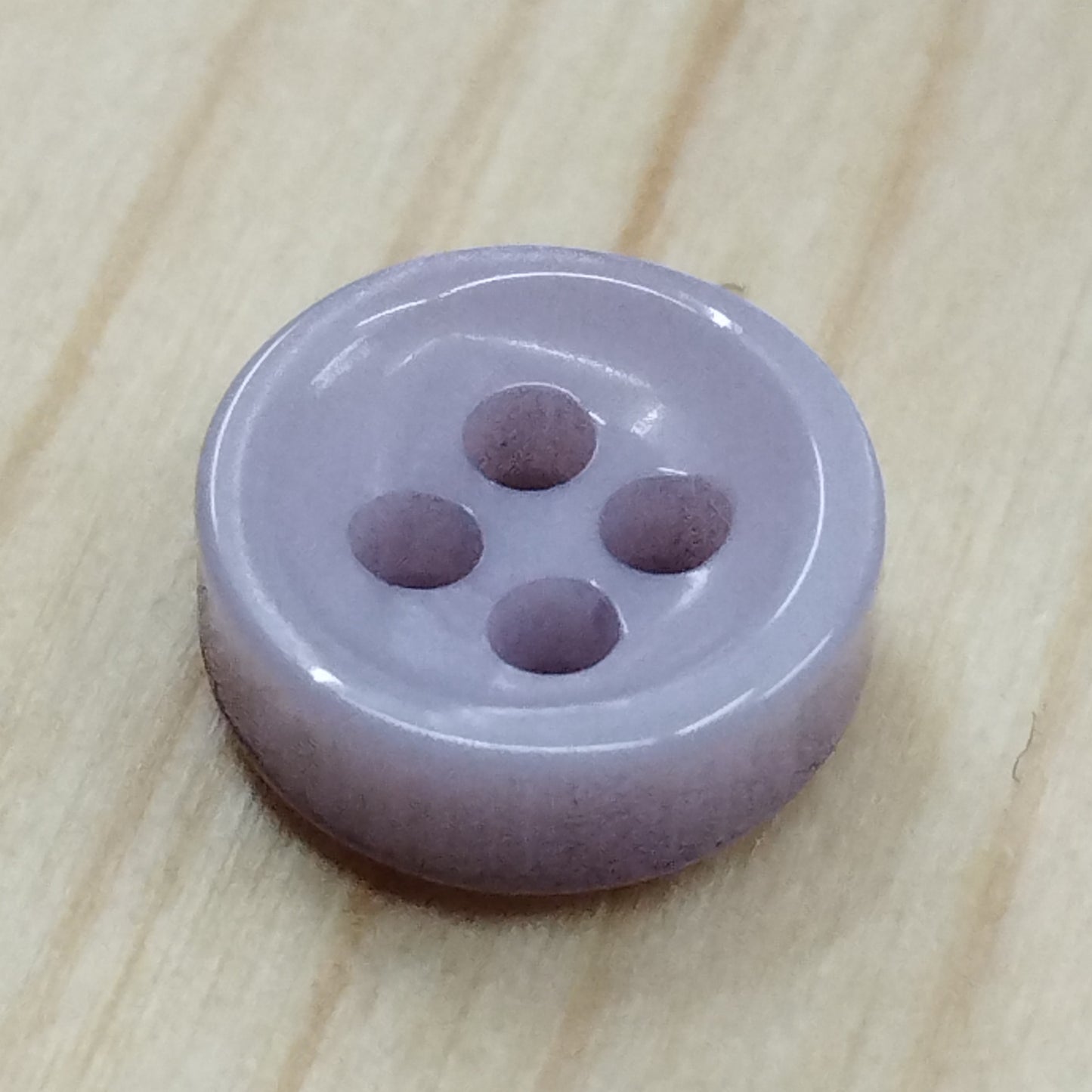 Bottoni spessorati alti 4 mm per camicia da uomo imitazione madreperla lineati 14-16 – bijoux artigianali Merceria Rispoli