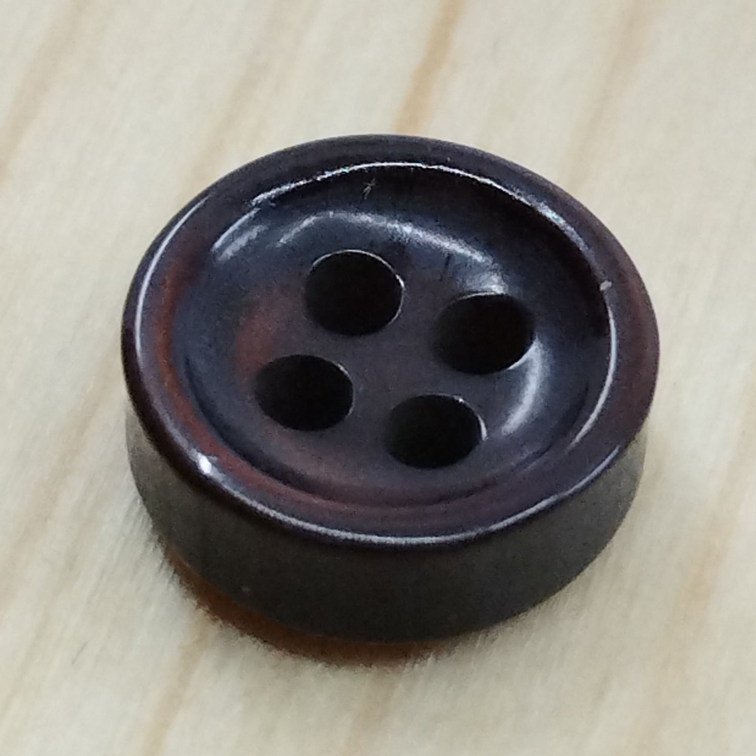 Bottoni spessorati alti 4 mm per camicia da uomo imitazione madreperla lineati 14-16 – bijoux artigianali Merceria Rispoli