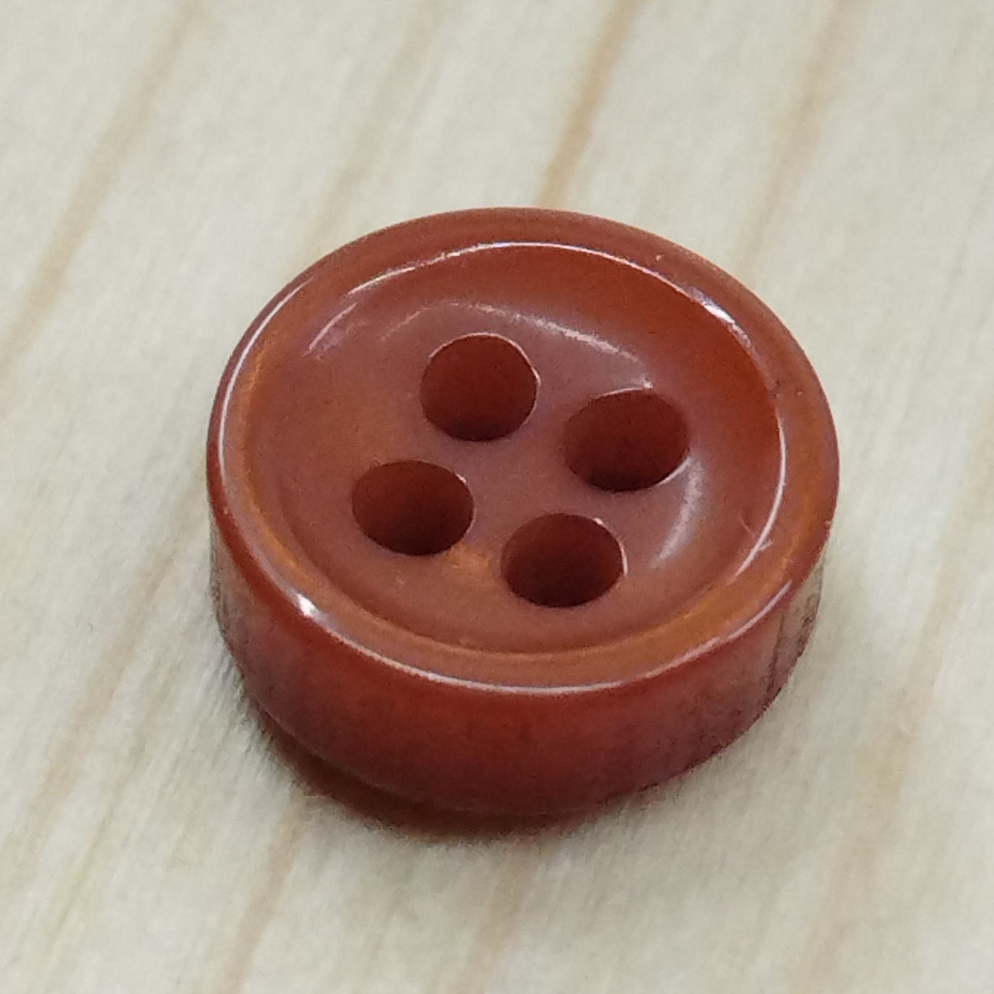 Bottoni spessorati alti 4 mm per camicia da uomo imitazione madreperla lineati 14-16 – bijoux artigianali Merceria Rispoli