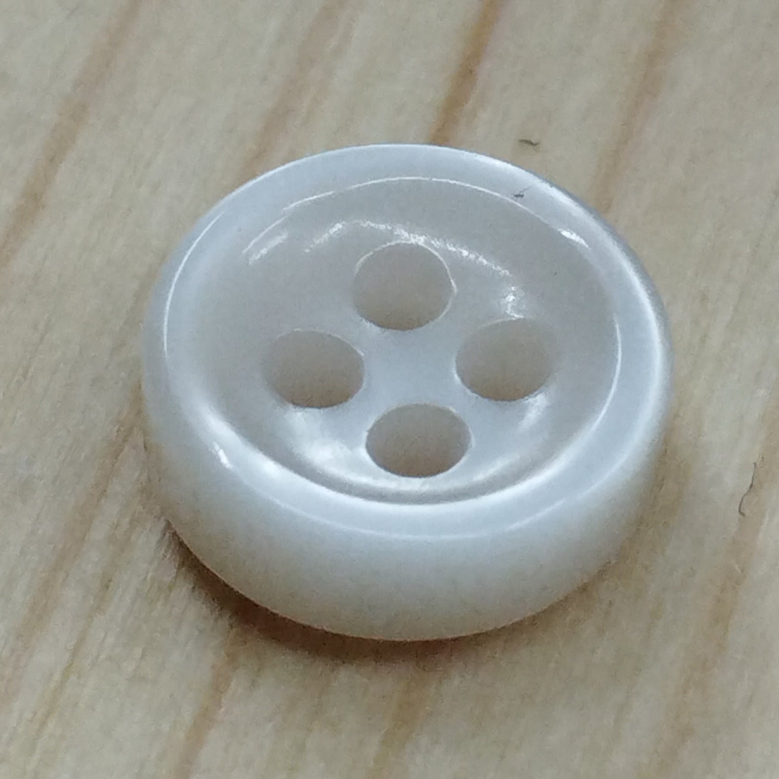 Bottoni spessorati alti 4 mm per camicia da uomo imitazione madreperla lineati 14-16 – bijoux artigianali Merceria Rispoli