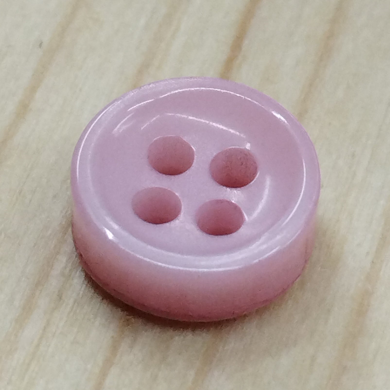Bottoni spessorati alti 4 mm per camicia da uomo imitazione madreperla lineati 14-16 – bijoux artigianali Merceria Rispoli