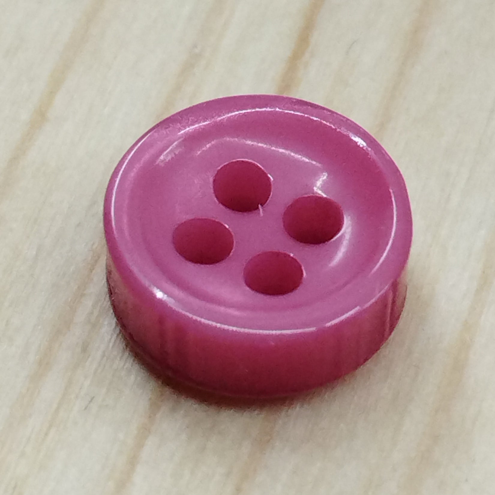 Bottoni spessorati alti 4 mm per camicia da uomo imitazione madreperla lineati 14-16 – bijoux artigianali Merceria Rispoli