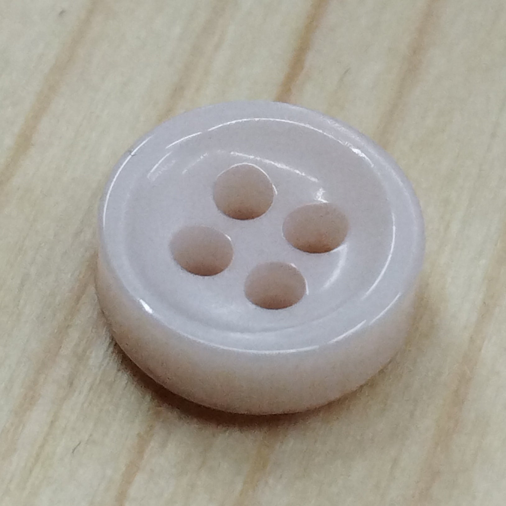 Bottoni spessorati alti 4 mm per camicia da uomo imitazione madreperla lineati 14-16 – bijoux artigianali Merceria Rispoli