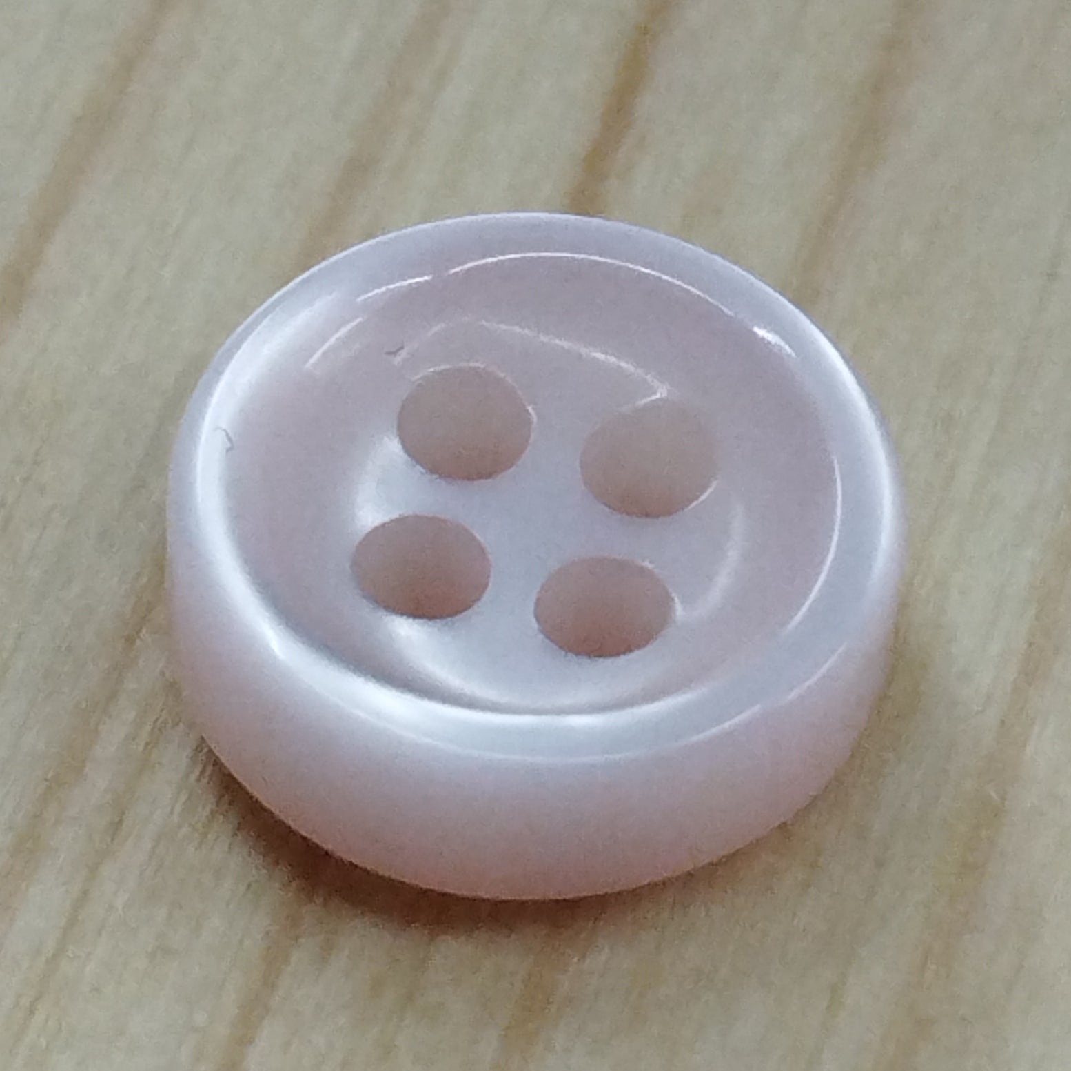 Bottoni spessorati alti 4 mm per camicia da uomo imitazione madreperla lineati 14-16 – bijoux artigianali Merceria Rispoli