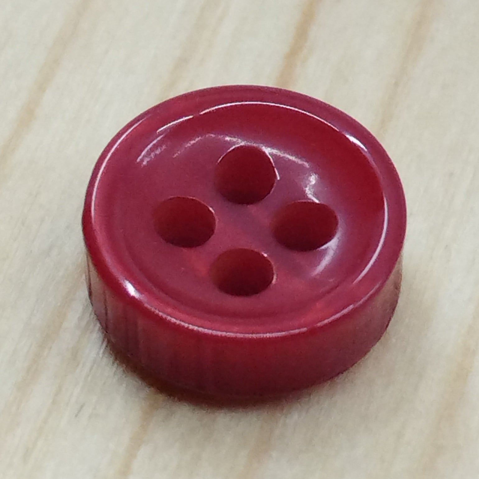 Bottoni spessorati alti 4 mm per camicia da uomo imitazione madreperla lineati 14-16 – bijoux artigianali Merceria Rispoli