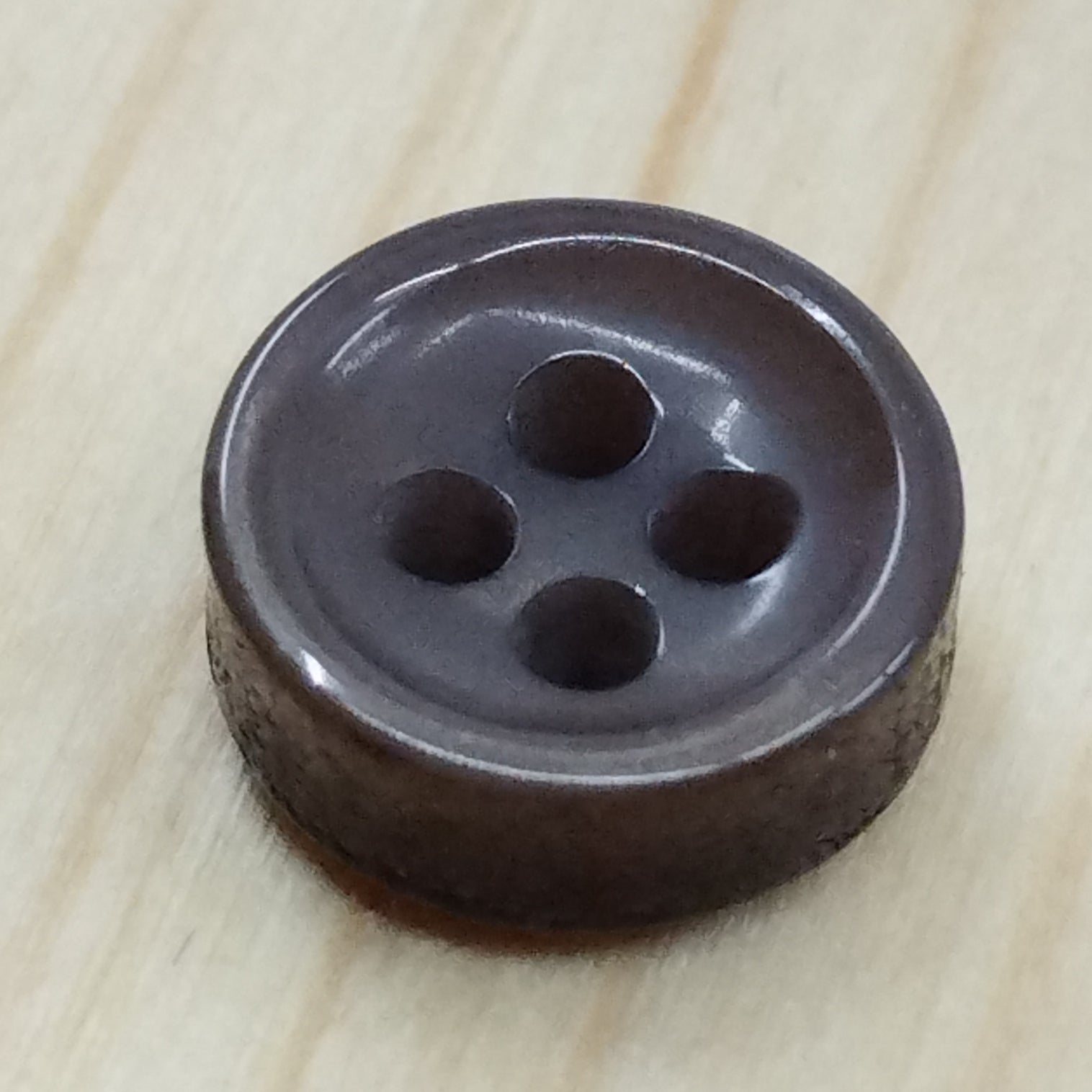 Bottoni spessorati alti 4 mm per camicia da uomo imitazione madreperla lineati 14-16 – bijoux artigianali Merceria Rispoli
