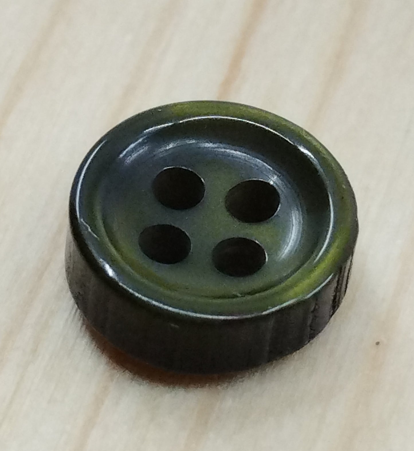 Bottoni spessorati alti 4 mm per camicia da uomo imitazione madreperla lineati 14-16 – bijoux artigianali Merceria Rispoli