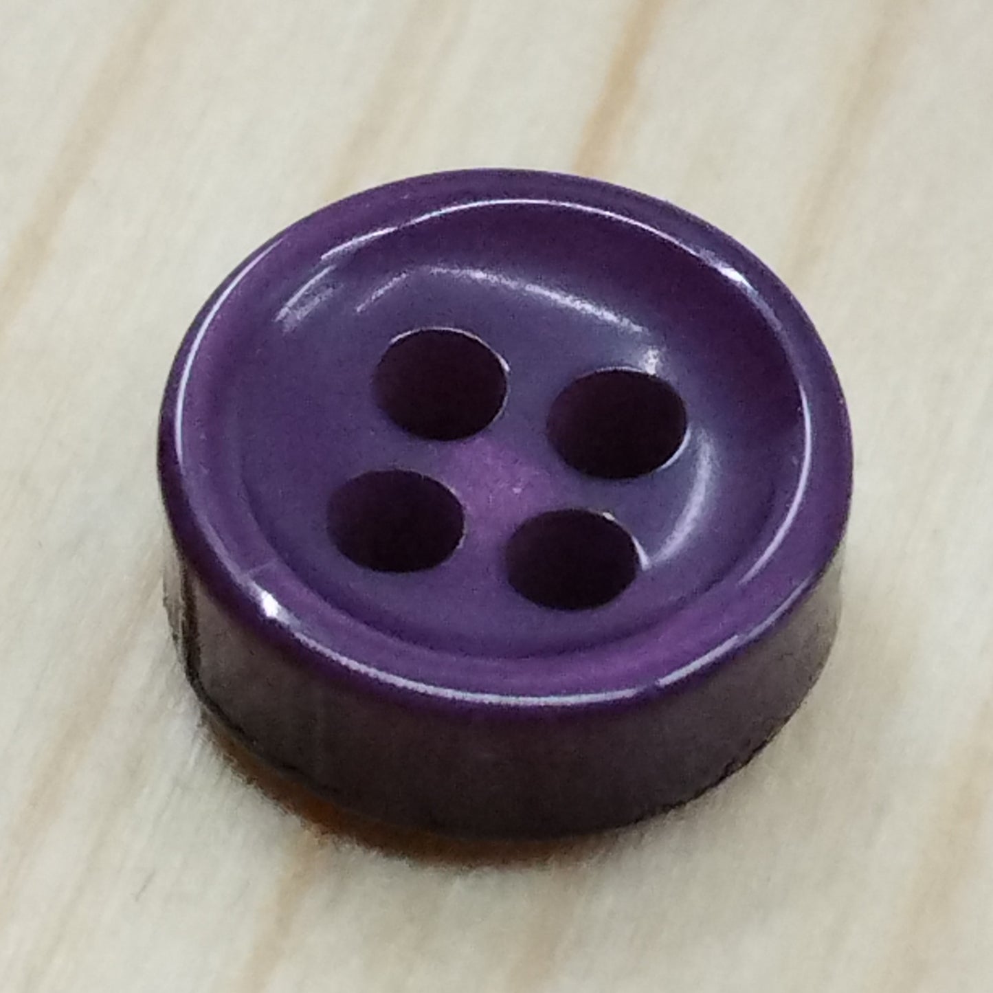 Bottoni spessorati alti 4 mm per camicia da uomo imitazione madreperla lineati 14-16 – bijoux artigianali Merceria Rispoli