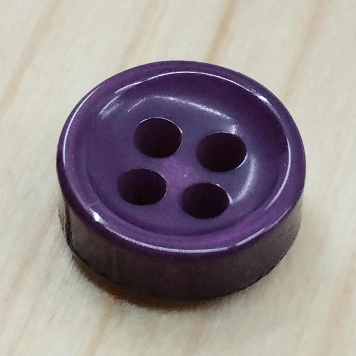 Bottoni spessorati alti 4 mm per camicia da uomo imitazione madreperla lineati 14-16 – bijoux artigianali Merceria Rispoli