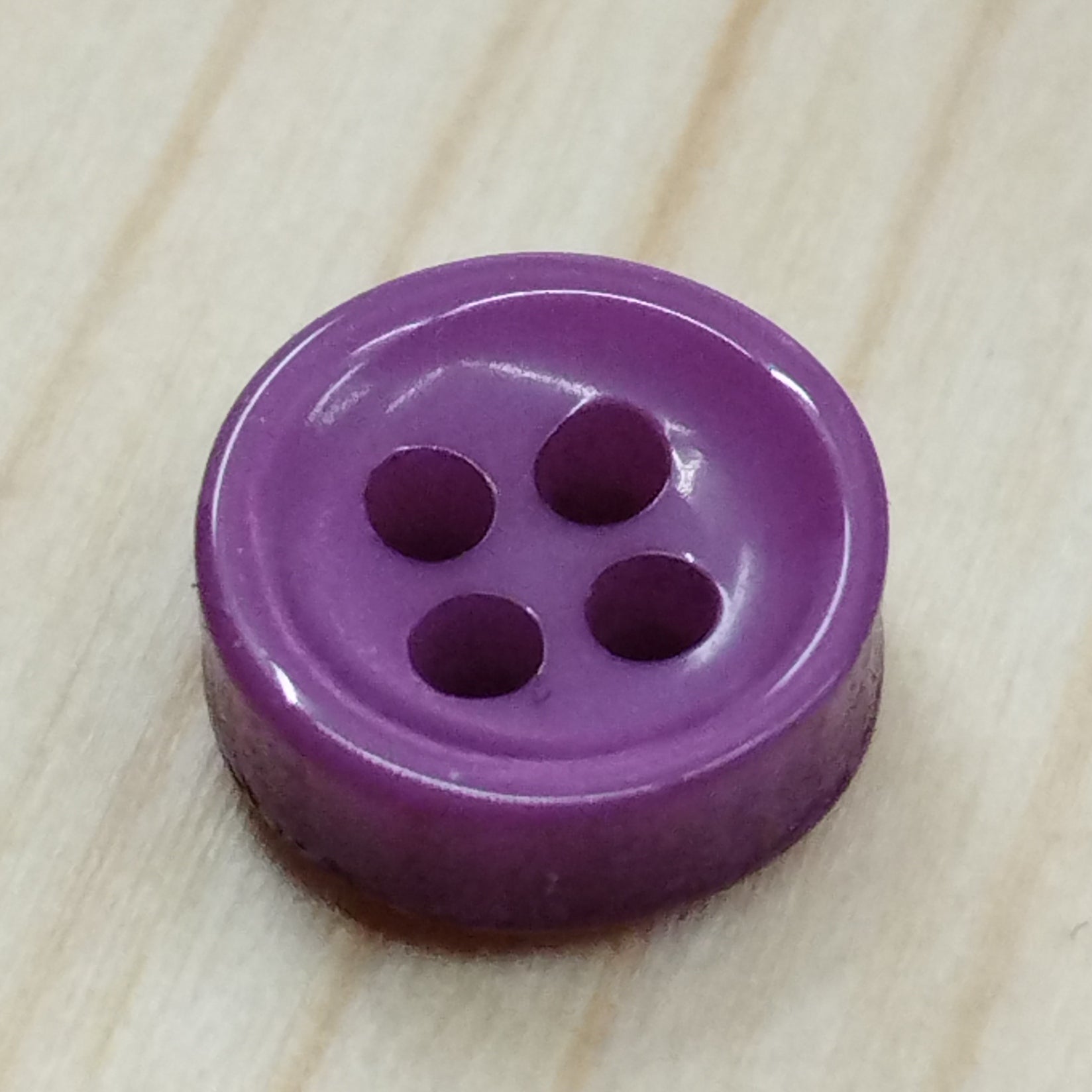 Bottoni spessorati alti 4 mm per camicia da uomo imitazione madreperla lineati 14-16 – bijoux artigianali Merceria Rispoli