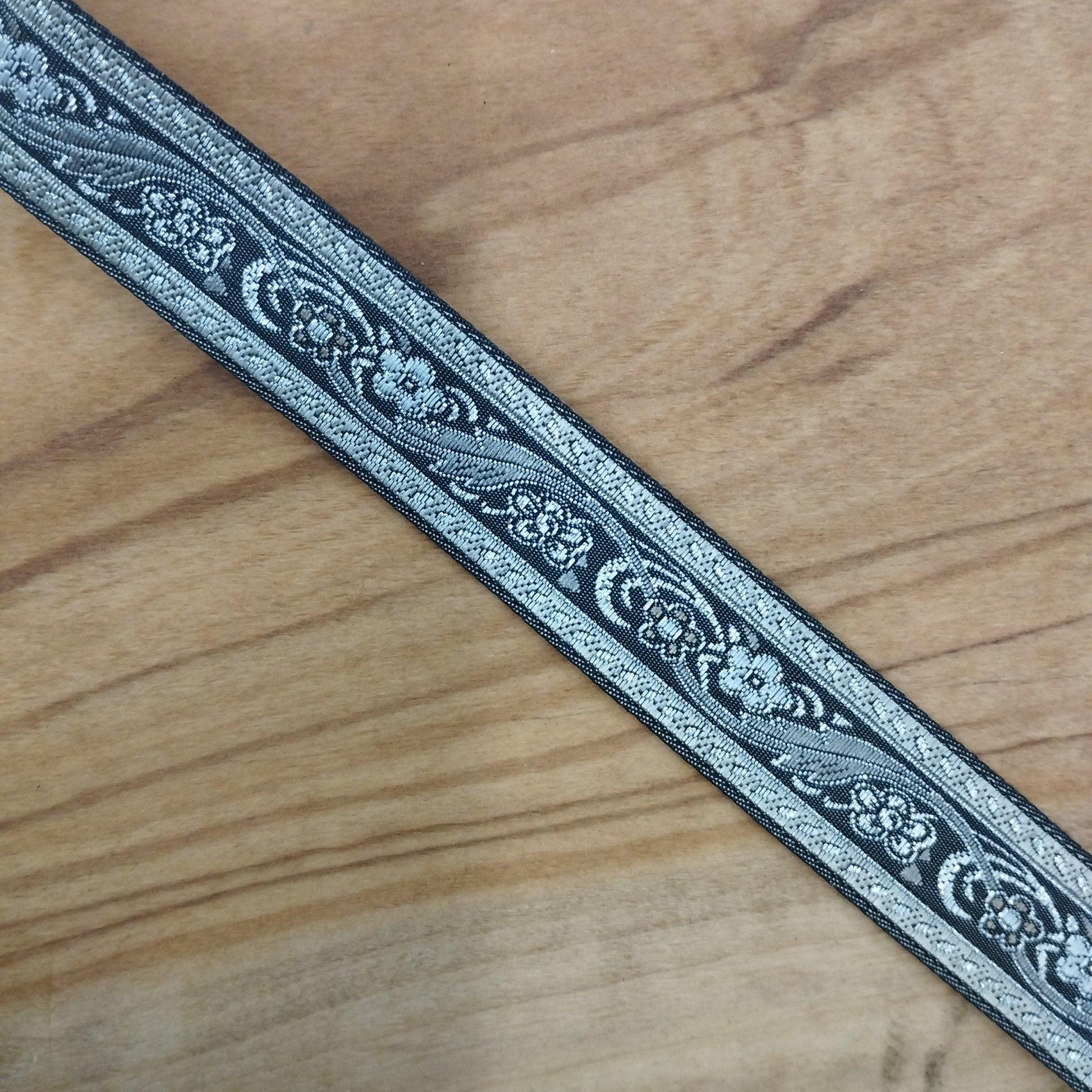 Gallone base argento/grigio/antracite con disegni damascati - Merceria Rispoli