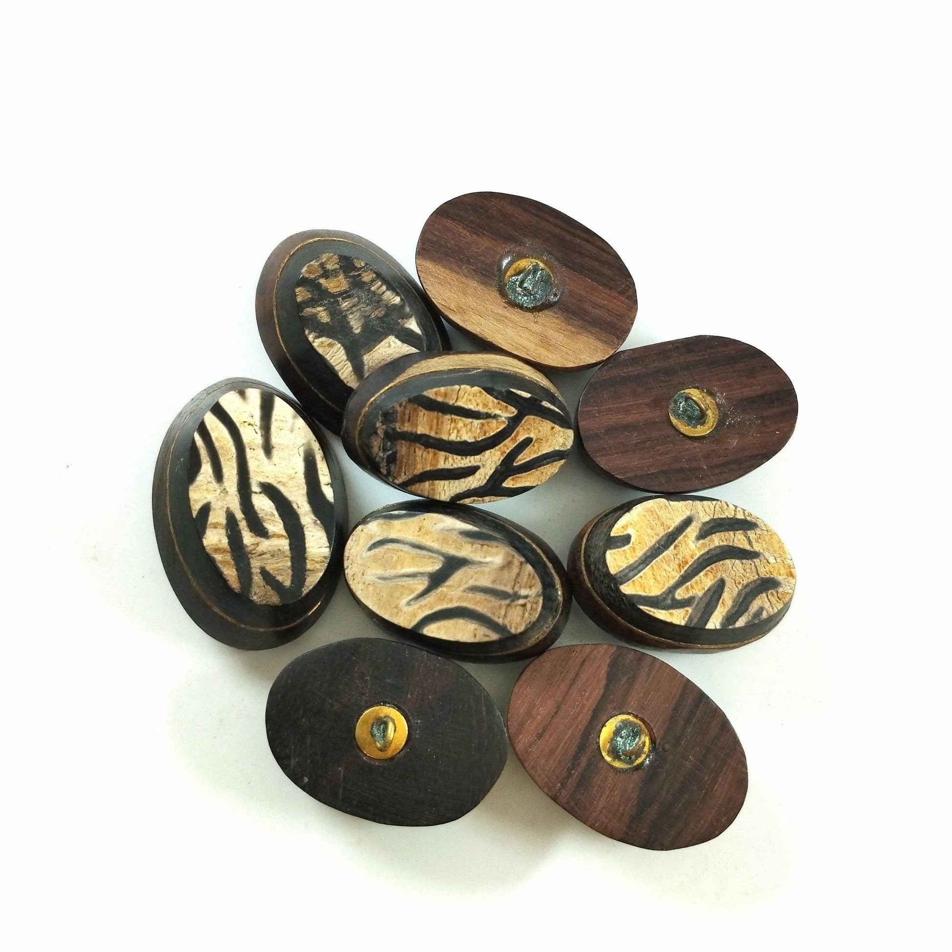 Bottone in legno di forma ovale, tornito e decorato a mano. Anni settanta - Merceria Rispoli