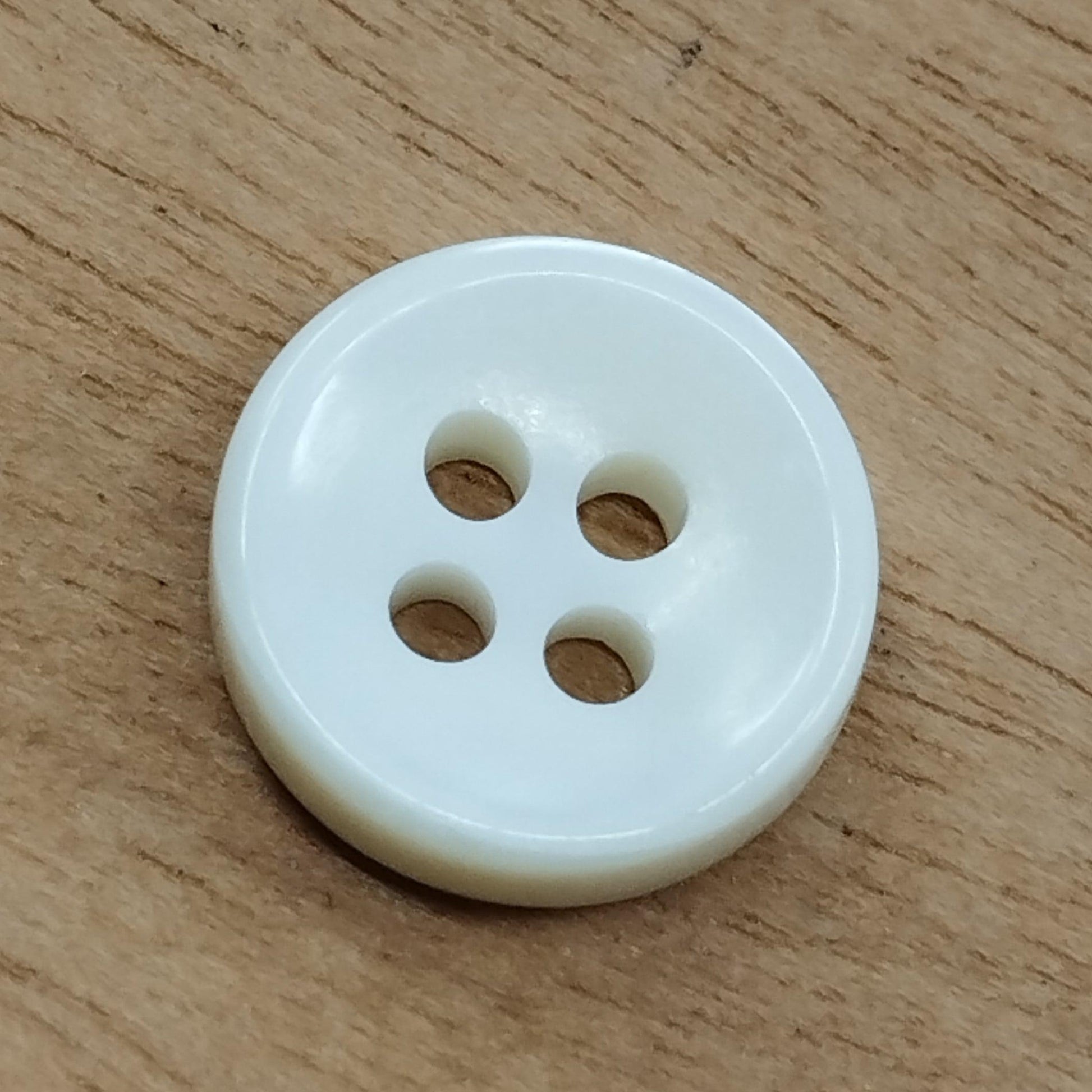 Bottone bianco per cucire bottoni rotondi camicetta bottoni bottoni in plastica 2 fori bottoni da 19 litri bottoni decorativi per artigianato 1,3 cm confezione da 12 Bottone bianco per cucire bottoni rotondi camicetta bottoni bottoni in plastica 2 fori bottoni da 19 litri bottoni decorativi per artigianato 1,3 cm confezione da 12