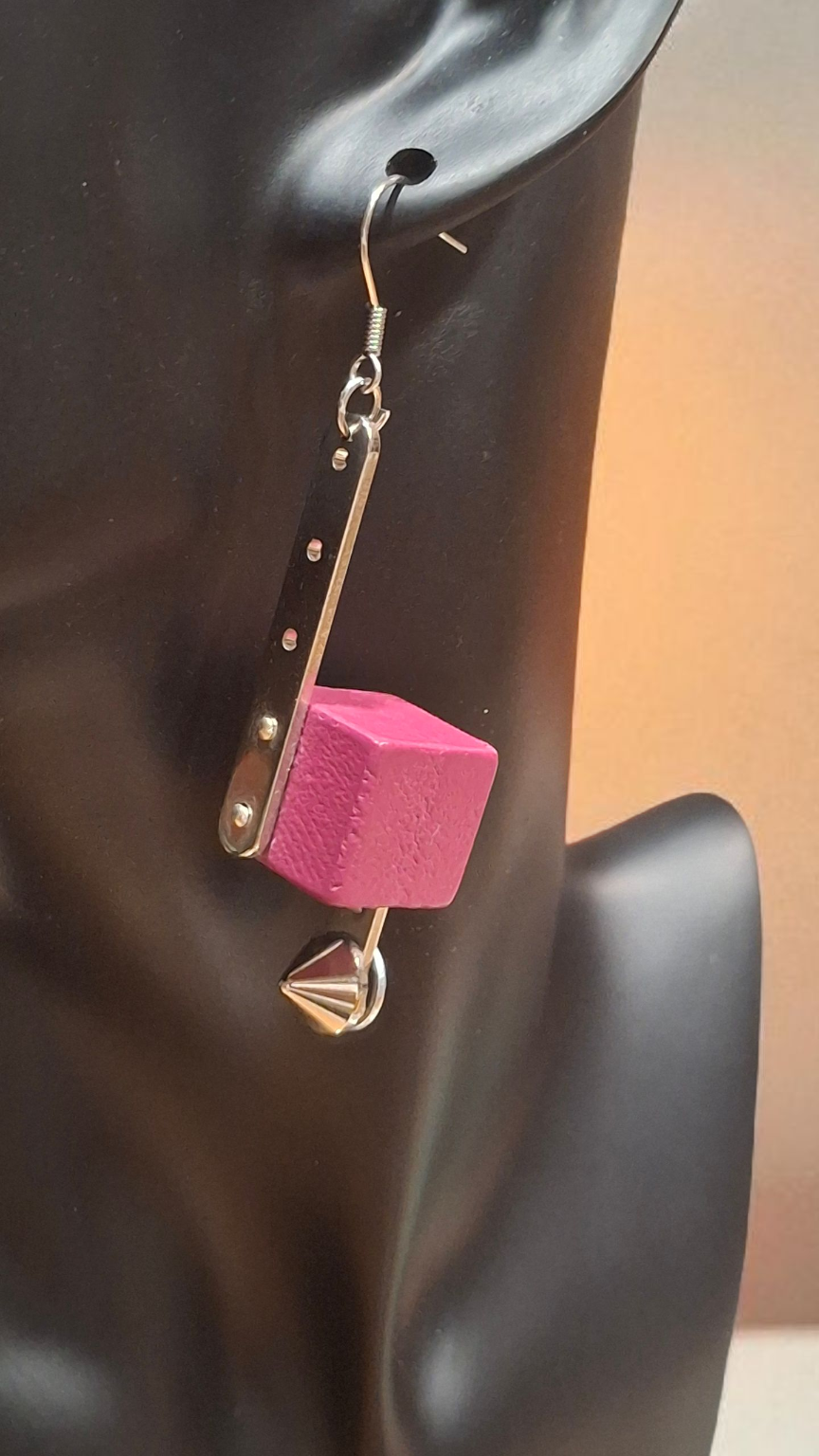 Orecchini artigianali pendenti “Cubi Fucsia” – legno verniciato e metallo cromato