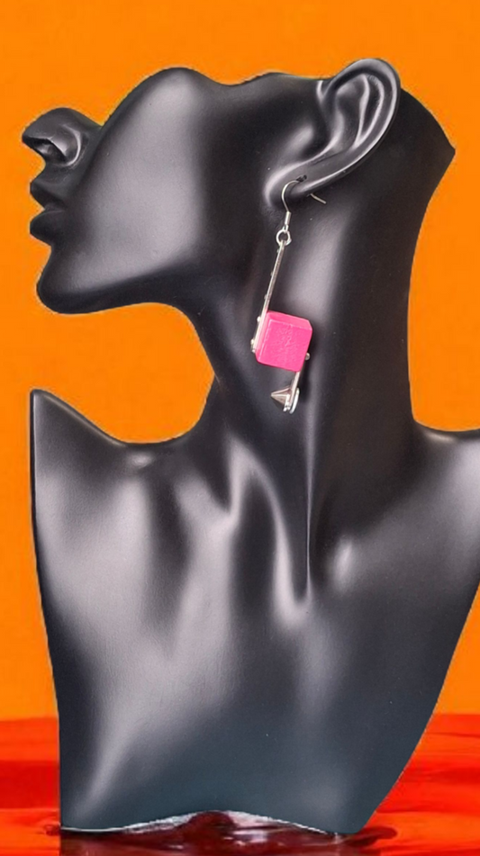 Orecchini artigianali pendenti “Cubi Fucsia” – legno verniciato e metallo cromato