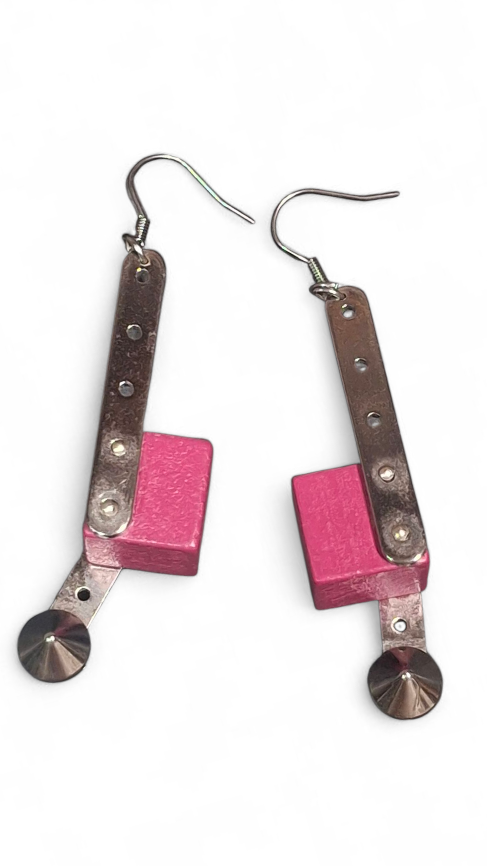 Orecchini artigianali pendenti “Cubi Fucsia” – legno verniciato e metallo cromato