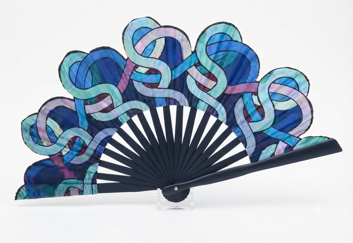 Ventaglio in legno e seta – Nastri blu batik