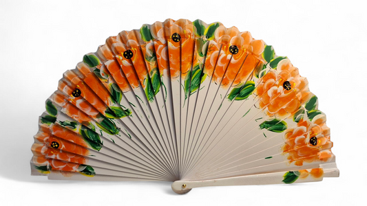 Ventaglio in legno con rose intagliate, dipinto a mano. Arancio/bianco. Apertura 42 cm. #1105/6 – bijoux artigianali Merceria