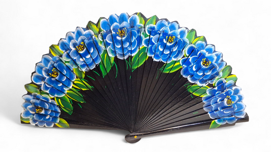 Ventaglio in legno con rose intagliate, dipinto a mano. Azzurro/nero. Apertura 42 cm. #1105/1 – bijoux artigianali Merceria R