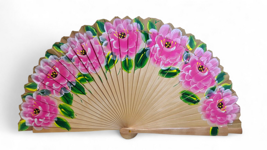 Ventaglio in legno con rose intagliate, dipinto a mano. Fucsia/naturale. Apertura 42 cm. #1105/3 – bijoux artigianali Merceri