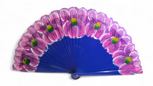 Ventaglio in legno con rose intagliate, dipinto a mano. Fucsia/pervinca. Apertura 42 cm. #1104/2 – bijoux artigianali Merceri