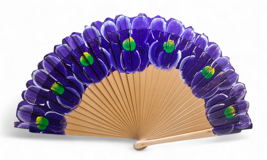 Ventaglio in legno con rose intagliate, dipinto a mano. Viola/naturale. Apertura 42 cm. #1104/5 – bijoux artigianali Merceria