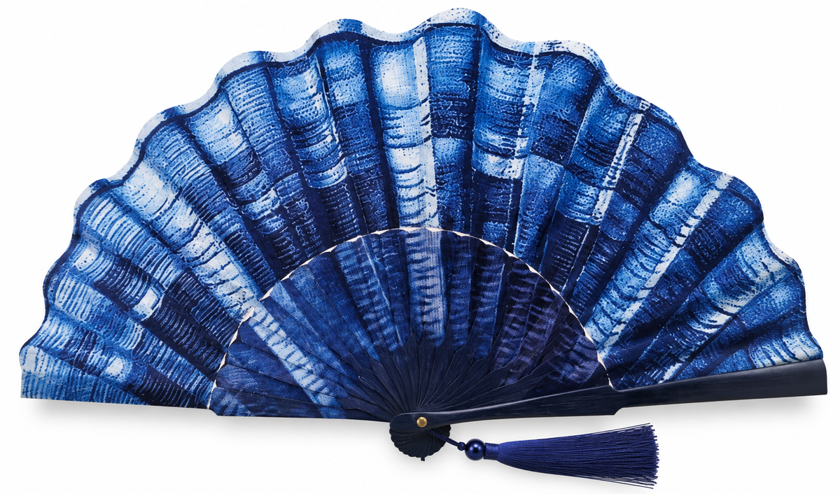 Ventaglio in legno e seta a forma di conchiglia nelle sfumature del blu, stecche blu — Merceria Rispoli 1904