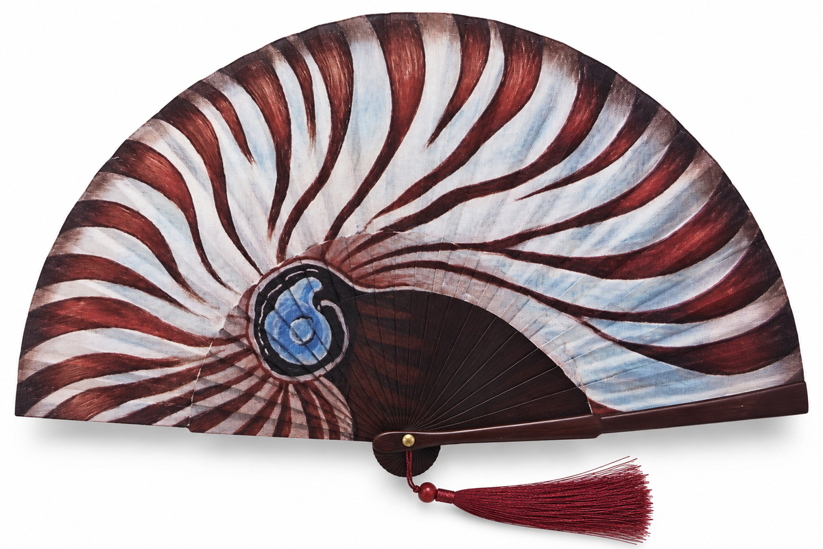 Ventaglio in legno e seta con la spirale di un nautilus a righe bruno rossicce e bianche, stecche marrone scuro — Merceria Rispoli 1904