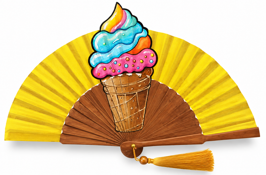Ventaglio in legno e seta con un gelato in stile fumetto su fondo giallo, stecche color caramello — Merceria Rispoli 1904