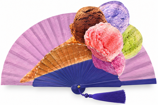 Ventaglio in legno e seta con un cono gelato a cinque gusti su fondo lilla, stecche blu violetto — Merceria Rispoli 1904
