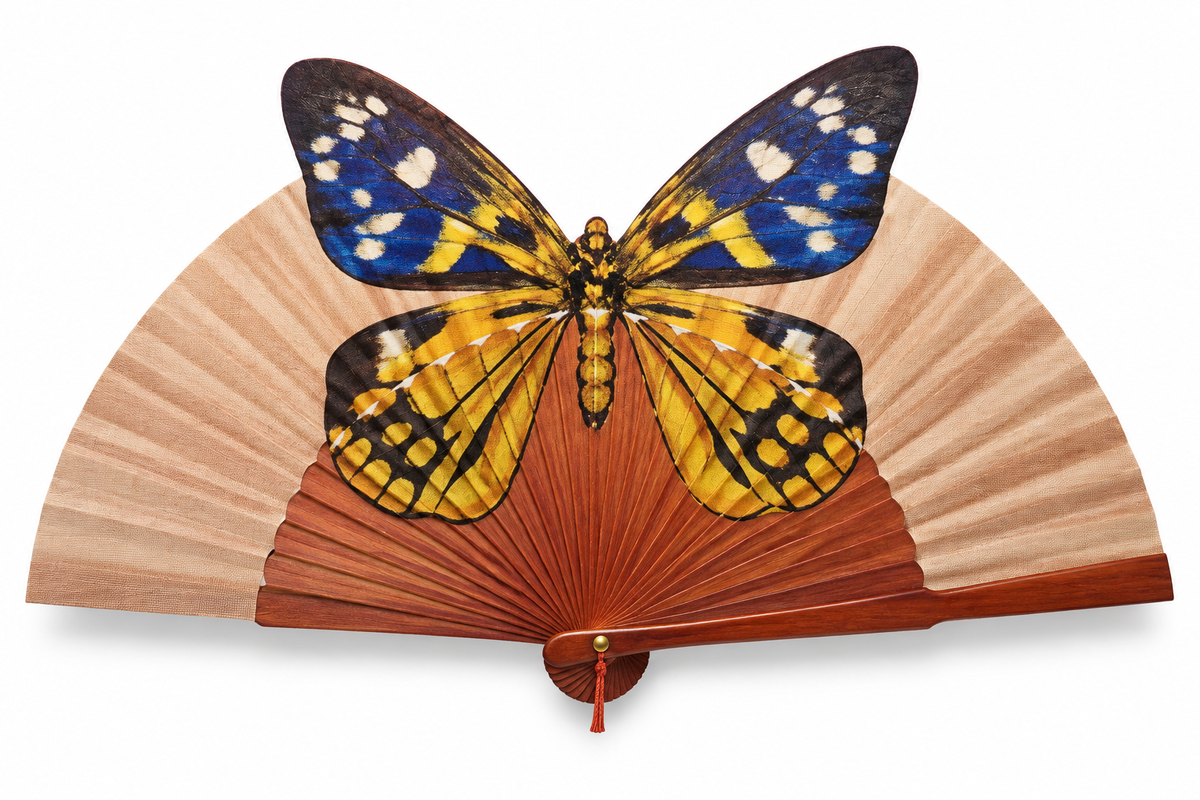 Ventaglio in legno e seta con una farfalla oro e blu su fondo sabbia, stecche terracotta — Merceria Rispoli 1904